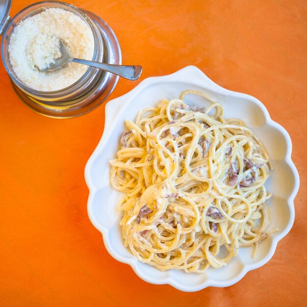 Draufsicht auf Spaghetti alla Carbonara auf Teller