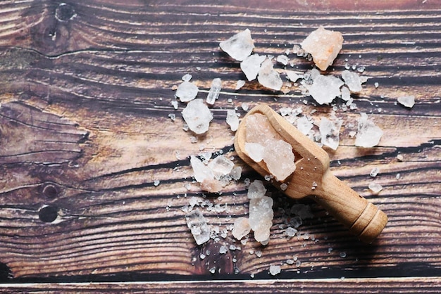 Foto draufsicht auf steinsalz in einem holzlöffel auf dem tisch