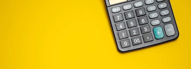 Draufsicht auf Taschenrechner auf orangefarbenem Hintergrund Geschäftskalkulation und Finanzkonzept