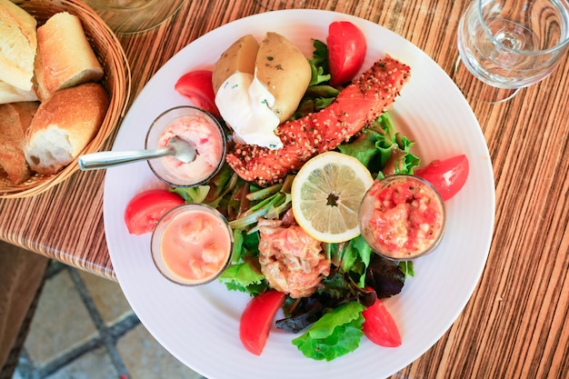 Foto draufsicht auf teller mit großem salat mit fisch