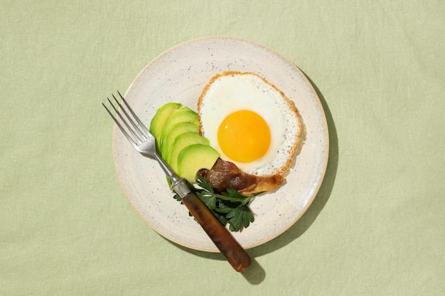 Draufsicht auf Teller mit Keto-Diät-Essen und Gabel