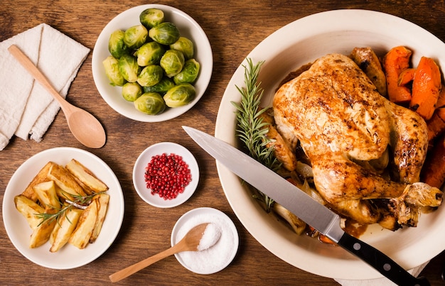 Draufsicht auf Teller mit Thanksgiving-Brathähnchen und anderen Gerichten