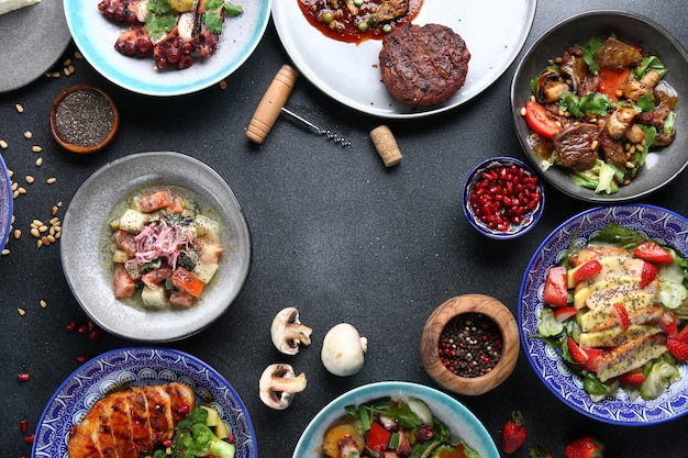 Draufsicht auf Tischnahrung. Geschirr auf dem Tisch. internationale Mix-Set-Lebensmittel. Vegetarier und Fleisch und roh.