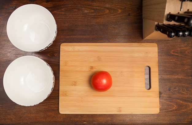 Draufsicht auf Tomaten für die Salatzubereitung. Schneide- und Vorbereitungsprozess