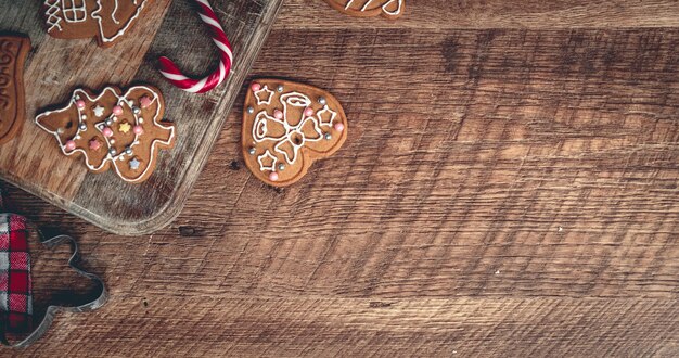 Draufsicht auf traditionelle Lebkuchenfiguren