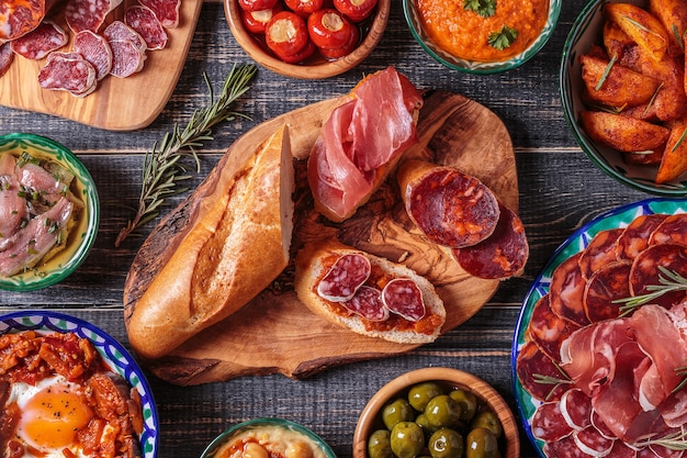 Draufsicht auf typische spanische Tapas