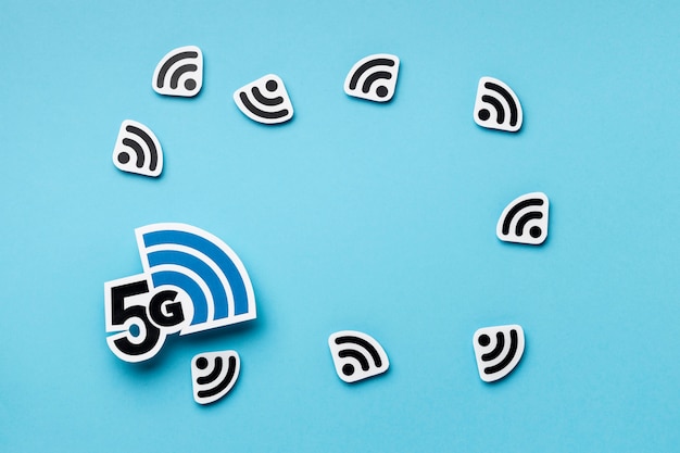 Foto draufsicht auf wi-fi-symbole mit 5g