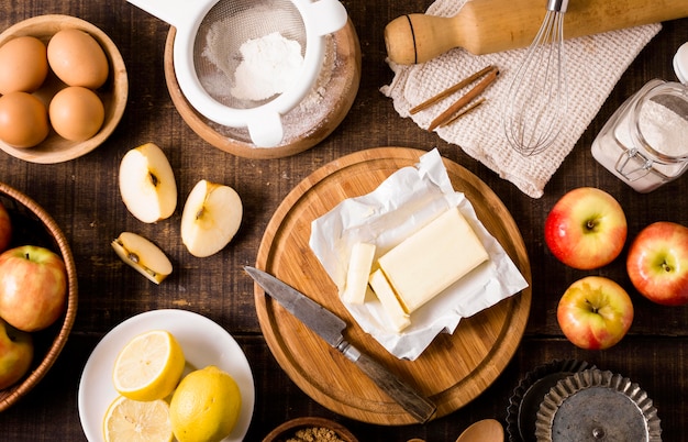 Draufsicht auf Zutaten für Mahlzeit mit Äpfeln und Butter