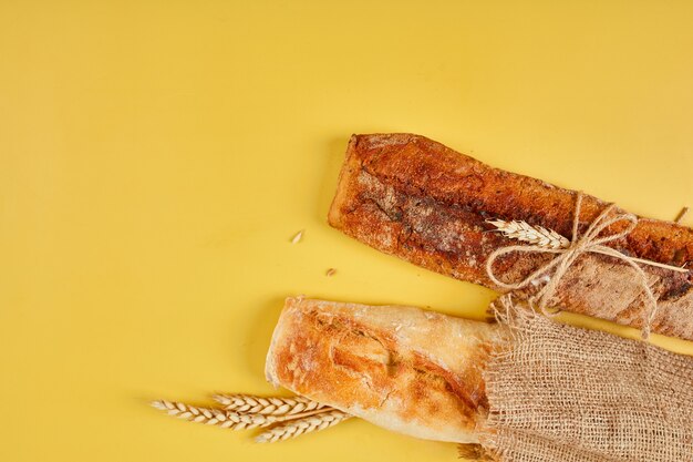 Draufsicht auf zwei Baguette-Brot-Konzept von hausgemachtem Brot, kleine Bäckerei, lokales Essen,