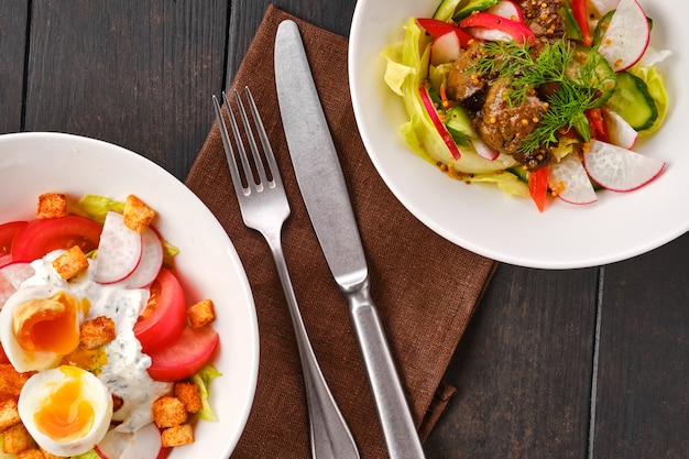 Draufsicht auf zwei Teller mit Salat mit frischem Gemüse