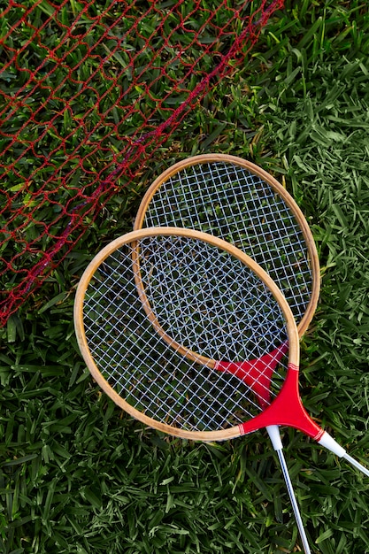 Foto draufsicht badmintonschläger auf gras