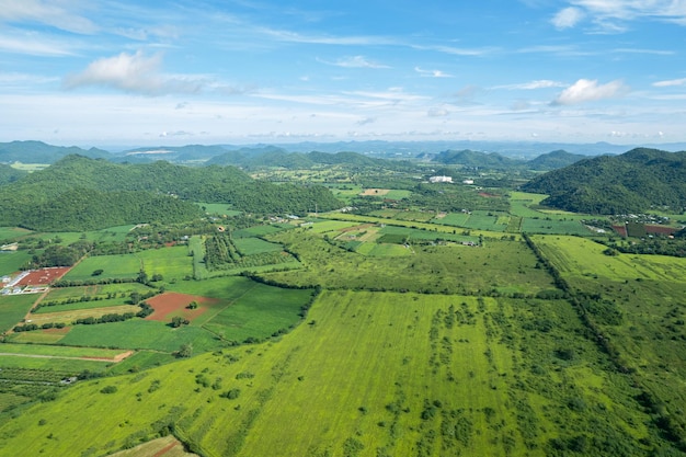 Draufsicht Bauernhof mit Berghintergrund Luftaufnahme von der fliegenden Drohne der Farm Landschaft Natur blauer Himmel und Hügel