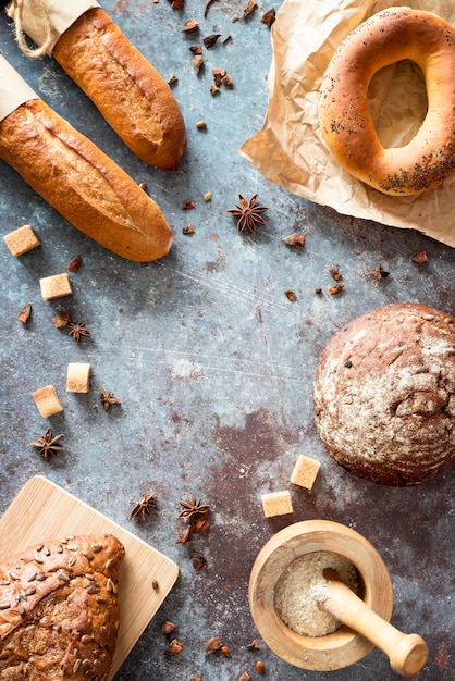 Draufsicht Brotmischung mit Sternanis und Zuckerwürfeln