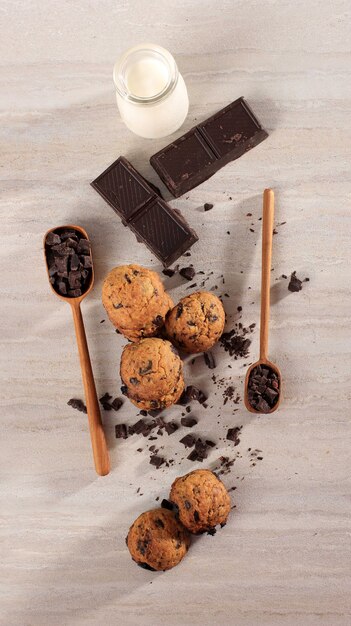 Draufsicht Chocolate Chip Cookies Hintergrund mit Textfreiraum auf grauem Holztisch. Hausgemachtes Essen/Snack für Kinder. Ausgewählter Fokus