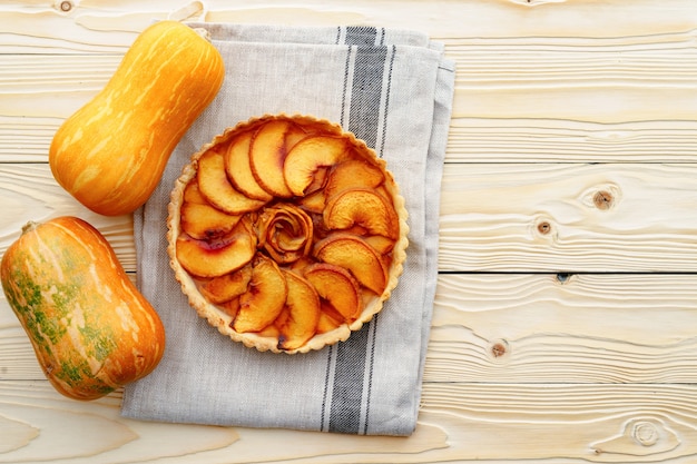 Draufsicht der Apfelkuchen-Torte auf Holztisch
