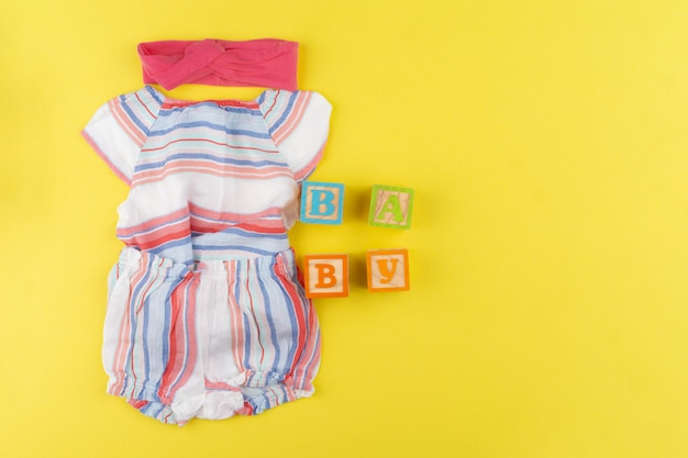 Draufsicht der Babykleidung