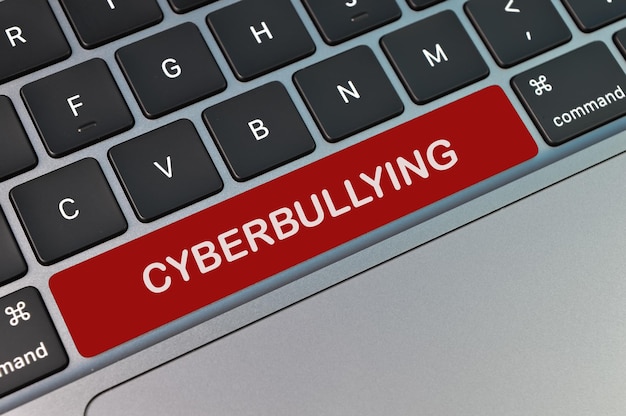 Draufsicht der Computertastatur geschrieben mit Text CYBERBULLYING