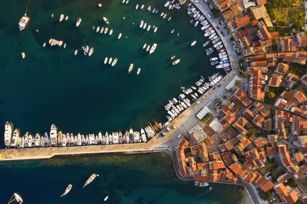 Draufsicht der Docks in Kroatien im Sommer