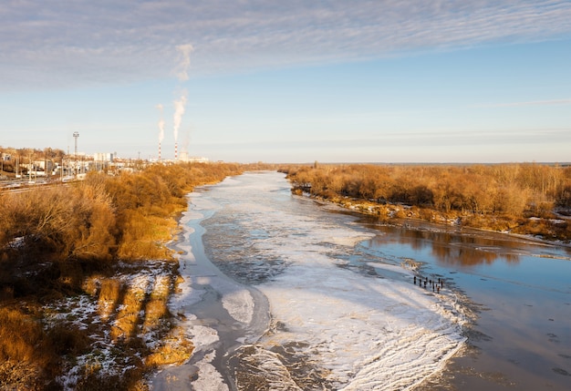 Draufsicht der Eiskruste, die den Fluss in frostigem Tag bedeckt