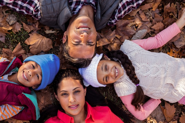 Draufsicht der Familie, die Huddle bildet