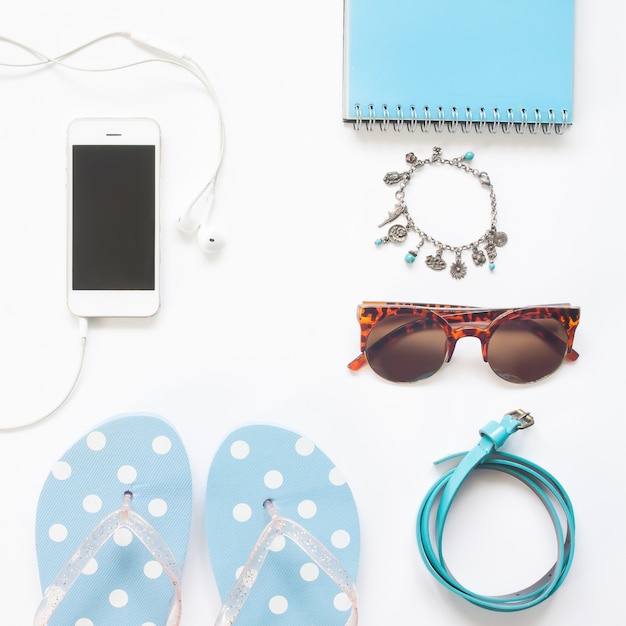 Draufsicht der Frau Zubehör in Pastell blau und weiß Farbe Sammlung, Frühling Sommer Mode-Set