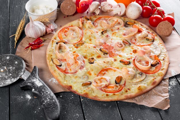 Draufsicht der frisch gebackenen Pizza