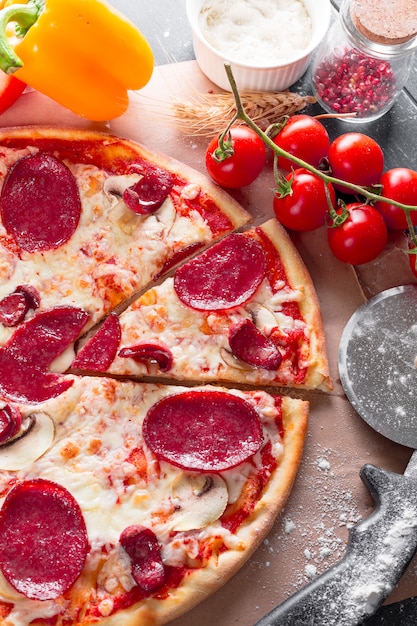 Draufsicht der frisch gebackenen Pizza