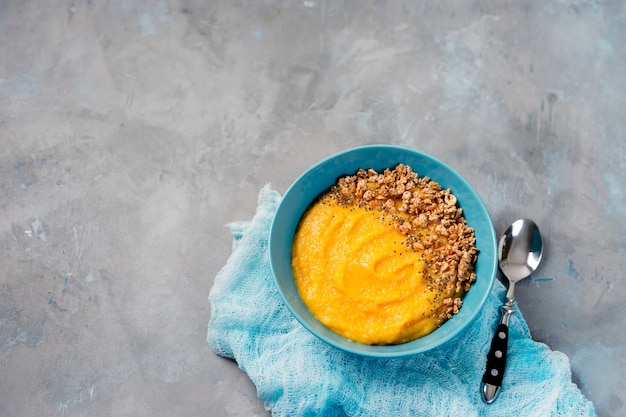 Draufsicht der gelben Smoothieschüssel mit Granola