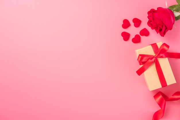 Draufsicht der Geschenkbox und der Rose des Valentinstagsgrußkonzepts