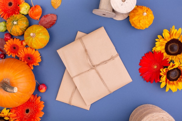 Draufsicht der handcraft Geschenkbox mit den gelben und orange Blumen, der Seilrolle und den Kürbisen auf Blau