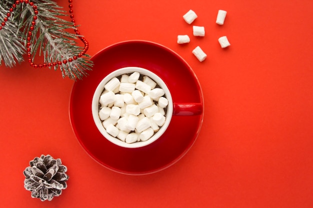 Draufsicht der heißen Schokolade mit Marshmallows in der roten Tasse