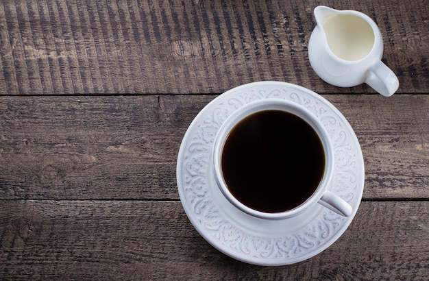 Draufsicht der heißen schwarzen Kaffeetasse mit Milch