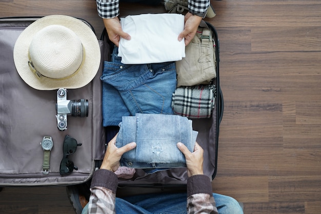 Draufsicht der jungen Paare des Reisenden, die Flitterwochen-Urlaubsreise planen