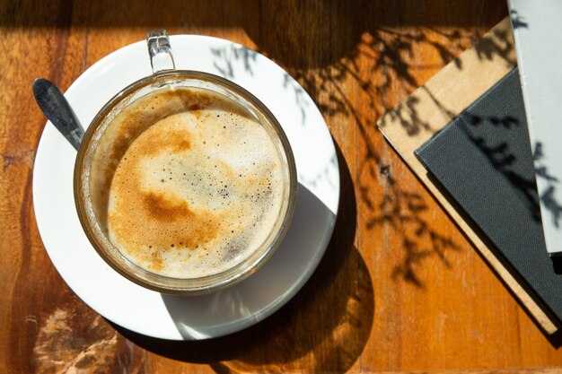 Draufsicht der Kaffeetasse auf einer hölzernen Tabelle