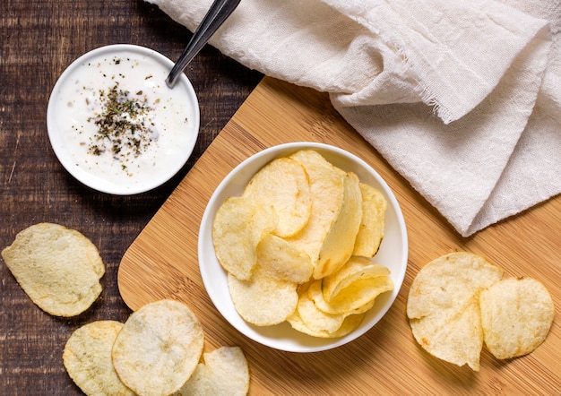 Draufsicht der Kartoffelchips in der Schüssel mit Soße