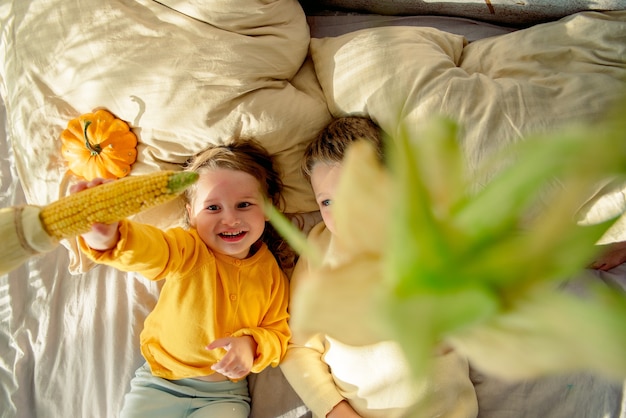 Draufsicht der Kinder, die mit Gemüse spielen