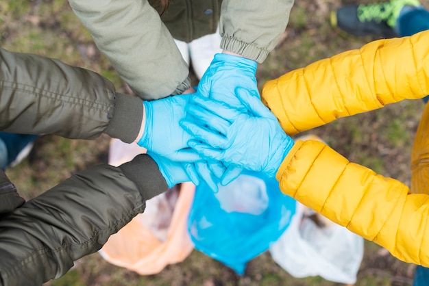 Foto draufsicht der kinderhände vereint