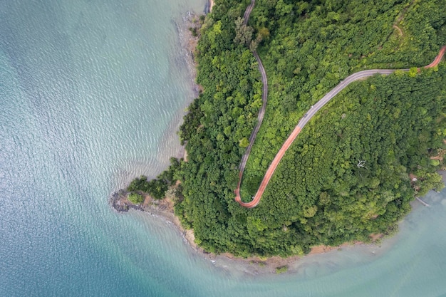 Draufsicht der Landstraße, die durch den grünen Wald und den Berg führt