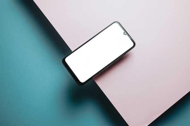 Draufsicht der leeren Vorlage des Handybildschirms auf rosa und blauem Hintergrund mit Kopienraum, minimalem Design, Formen, buntem Hintergrund, jungem Stil, Transgender-Flagge,