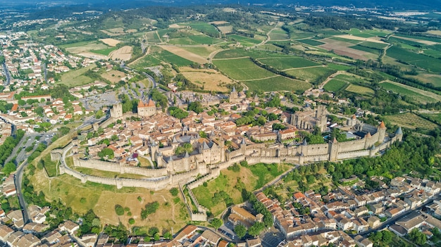 Draufsicht der mittelalterlichen Stadt und des Festungsschlosses Carcassonne von oben, südliches Frankreich