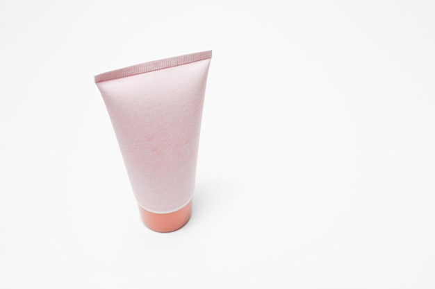 Draufsicht der Nahaufnahme der kosmetischen Schlauchflasche der rosa Farbe auf weißem Hintergrund