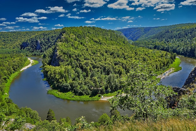 Draufsicht der natürlichen Landschaft des südlichen Urals in Russland.