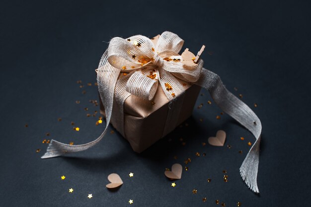 Draufsicht der ökologisch verzierten Geschenkbox auf der Oberfläche der schwarzen Farbe