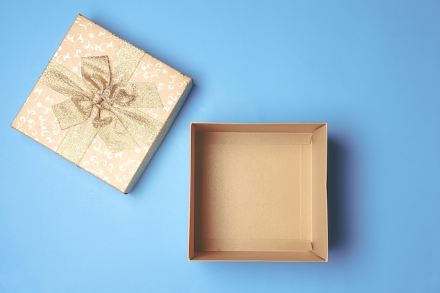 Draufsicht der offenen Geschenkbox auf blauem Hintergrund.