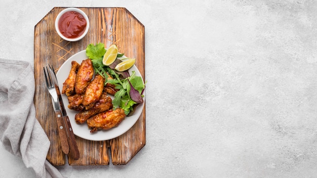 Draufsicht der Platte mit gebratenem Huhn und Kopienraum