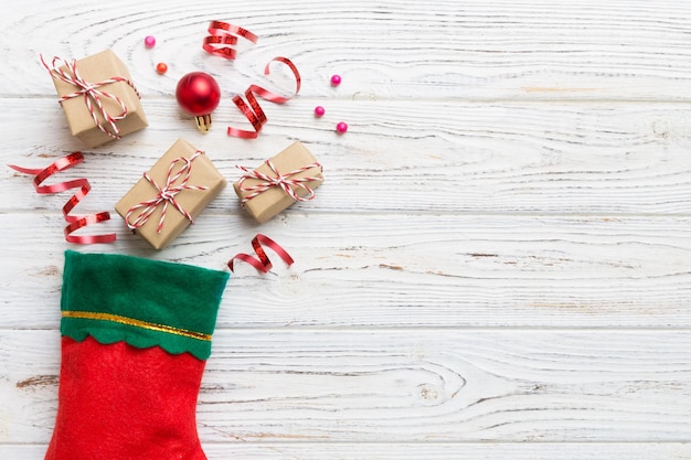 Draufsicht der roten Socke des Weihnachtsmanns auf dem Farbhintergrund mit leerem Raum Weihnachtshintergrund