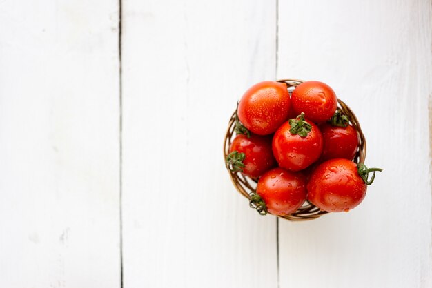 Draufsicht der roten Tomaten auf dem Tisch