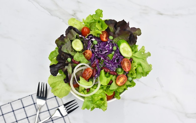 Draufsicht der Salatform frischer grüner Blattmischung und des Gemüses