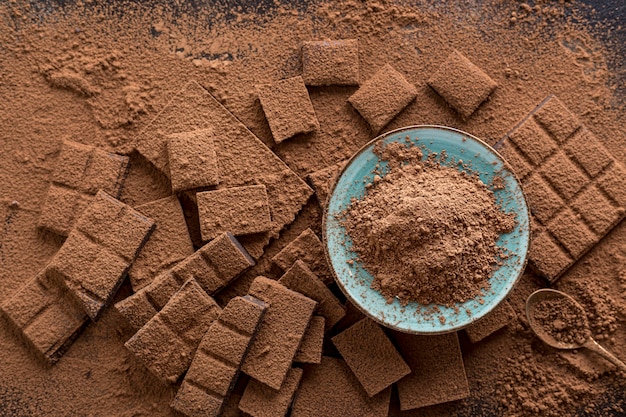 Foto draufsicht der schokolade mit platte des kakaopulvers