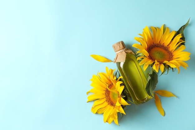 Draufsicht der Sonnenblume und der Flasche Öl